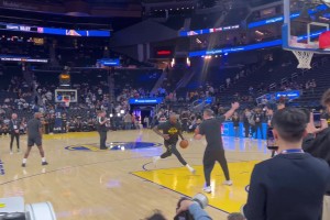 詹姆斯赛前热身玩滑翔暴扣🔥这是四旬老汉该有的状态？？